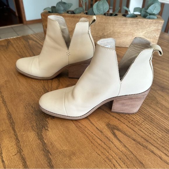 Toms Everly Cutout Block Heel Ankle Booties Beige Leather Size 7.5 Women’s Shoes - Picture 2 of 10